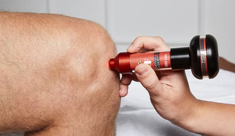 Lágylézer térdfájdalom és térdízületi kopás kezelésére